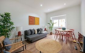 Spacious & Light-Filled 4Br Apartment By Timecoler